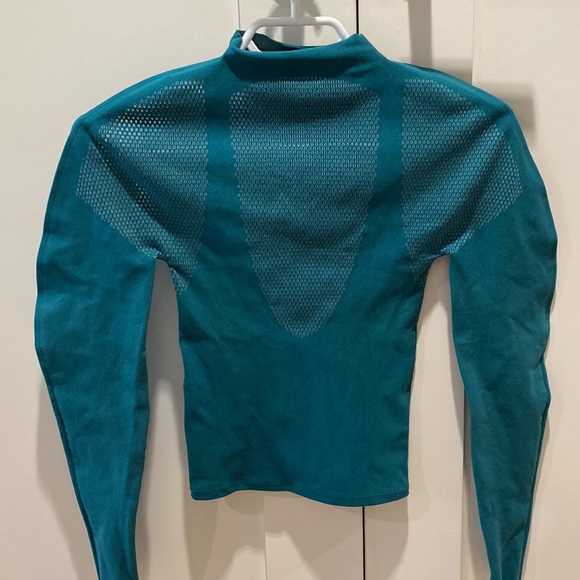 Fabletics long sleeved workout top - Picture 2 of 2
